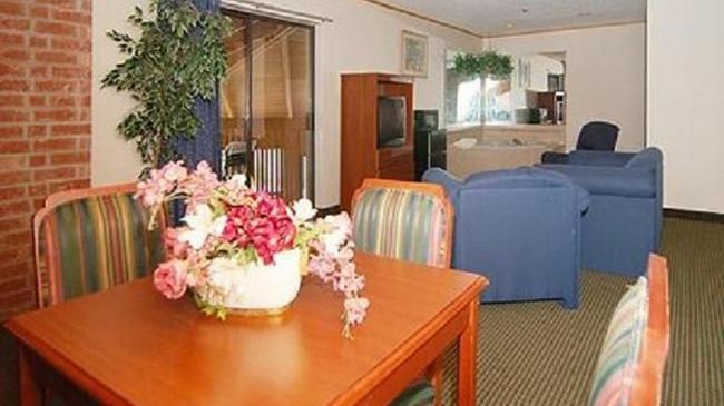 Quality Inn - Storm Lake Интерьер фото